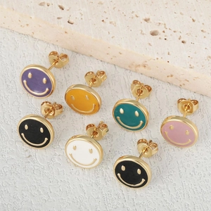 Boucles d'oreilles puces émaillées smiley colorées avec finition dorée sur pierre