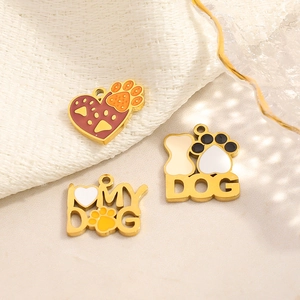 Details von drei Hunde-Anhängern mit Emaille, Knochen- und Herzmustern