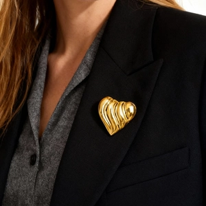 Broche Cœur en Acier Inoxydable Minimaliste Plaqué Or 18k Texture Plissée 3D Épingle de Revers Mode pour Femmes