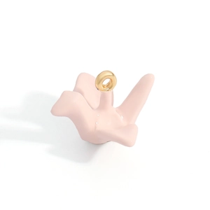 Détail macro du pendentif grue en origami rose avec boucle dorée pour bijoux DIY