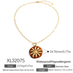 Ανοξείδωτο κολιέ με επικάλυψη χρυσού 18k και μενταγιόν λουλούδι από ρητίνη