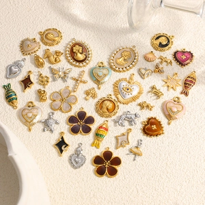 Ciondoli in Acciaio Inossidabile Vintage Ritratto Cuore Farfalla Animale Placcato Oro 18k Smalto Perla Artificial Accessori per Gioielli Fai da Te