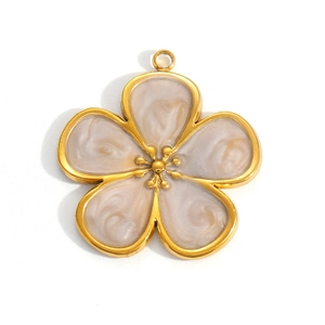 Dettaglio macro di un ciondolo a fiore a cinque petali con placcatura in oro 18k e resina