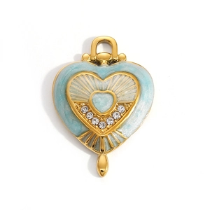 Ciondolo a cuore in oro 18k con smalto azzurro e strass scintillanti, vista macro