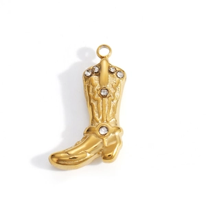 Dettaglio di un ciondolo a stivale da cowboy placcato oro 18k con zirconi lucidi