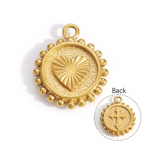 Dettaglio pendente a cuore placcato oro 18k con croce sul retro e bordo con perline