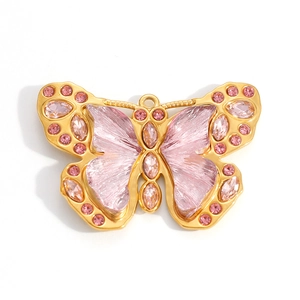 Dettaglio del ciondolo a farfalla con cristalli rosa e placcatura in oro 18k