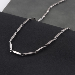 Collar para hombre con cadena de eslabones cilíndricos plateados y acabado metálico liso
