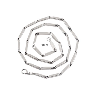 Collar de cadena plateada para hombre con eslabones geométricos y longitud 50cm