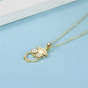 Gouden uil hanger ketting met afstudeerhoedje en kristallen op lichtblauwe basis