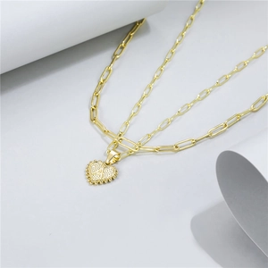 Gouden hartvormige hanger met letter A aan een trendy paperclip ketting voor dames