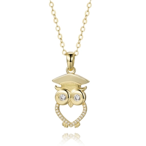 Gouden uilenketting met doctoraalhoed-hanger en glinsterende witte zirkoonsteen