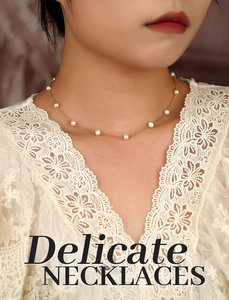 Detailopname van een elegante gouden ketting met verfijnde witte zoetwaterparels voor dames