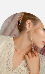 Elegant model met zoetwaterparelketting, bijpassende oorbellen en haarspeld