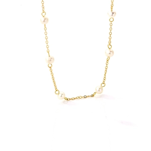 Elegante gouden ketting met vijf natuurlijke witte zoetwaterparels op een witte basis