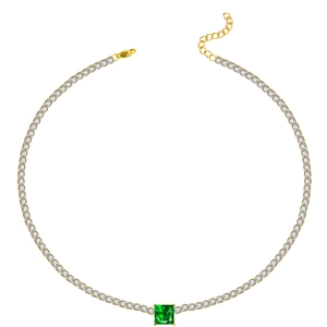 Detail van gouden tennisketting met vierkante groene steen en handige karabijnsluiting