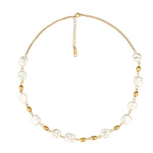 Elegante Edelstahlkette mit Barockperlen und goldenen Perlen auf weißem Hintergrund