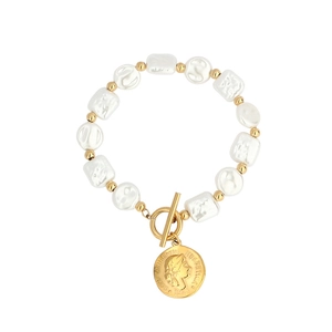Makroaufnahme des Barockperlen-Armbands mit goldenem Münzanhänger und OT-Verschluss