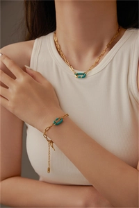 Dettaglio del set collana e bracciale a graffetta con ciondolo ovale in smalto verde