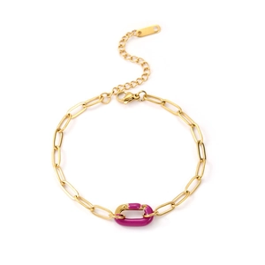 Dettaglio del bracciale a catena a graffetta dorata con moschettone in smalto viola
