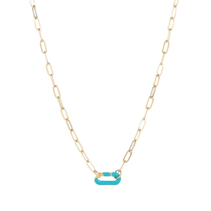 Dettaglio di una collana a catena dorata con pendente ovale in smalto blu turchese