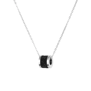 Détail macro du pendentif cylindrique en titane avec gravure Garden sur chaîne argentée