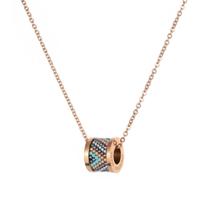 Détail du pendentif en acier rose gold avec des perles tissées bleues et grises