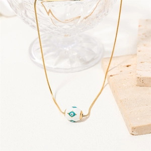 Goldene Schlangenkette mit weißem Emaille-Anhänger gegen bösen Blick auf Stein