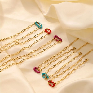 Collana a catena spessa dorata con ciondolo a moschettone in smalto colorato stile moderno