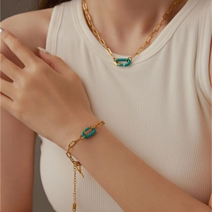 Set collana e bracciale a catena a graffetta dorata con ciondolo in smalto verde