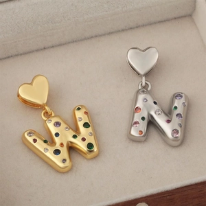 Ciondolo lettera N con zirconi colorati e gancio a cuore in oro e argento
