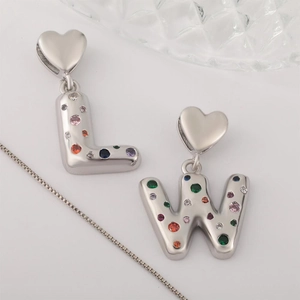 Collana con ciondolo a lettera in zircone colorato e cuore in argento con lettere L e W