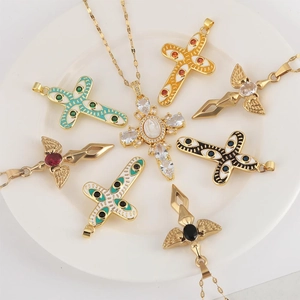 Anhänger mit Kreuz und Schwert, 18k Vergoldung und bunten Zirkonia auf weißem Tablett