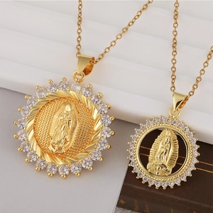 Collana con Ciondolo Vergine Maria Religiosa Placcata in Oro Rame Strass Medaglione Rotondo Gioielli Cristiani Regalo Donna