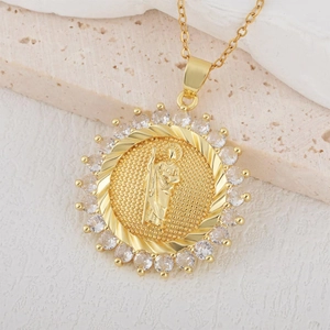 Collana con ciondolo religioso in rame placcato oro e zirconi bianchi scintillanti