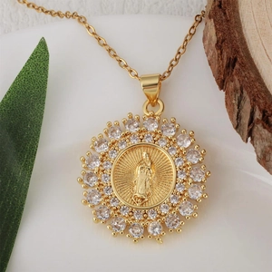 Elegante ciondolo Madonna dorato con doppia fila di zirconi bianchi brillanti
