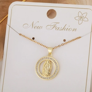 Collana dorata con ciondolo circolare Nostra Signora di Guadalupe e zirconi scintillanti