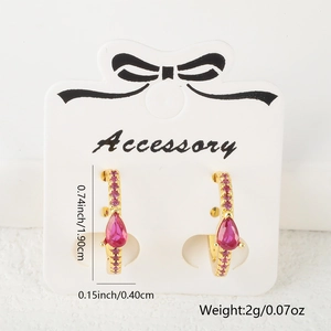 Vue détaillée de boucles d'oreilles dorées avec pierres gouttes roses et dimensions