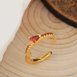 Élégante bague en or 18 carats avec zircon orange en forme de larme sur support bois