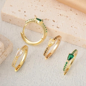 Gros plan de boucles d'oreilles en cuivre doré avec zircons en forme de poire pour femme