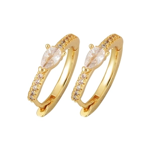 Élégantes boucles d'oreilles créoles dorées avec zircons taille poire et pavé