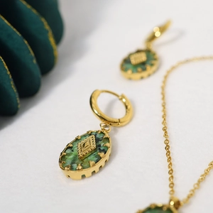Conjunto vintage dorado con pendientes ovalados y collar de piedra natural verde