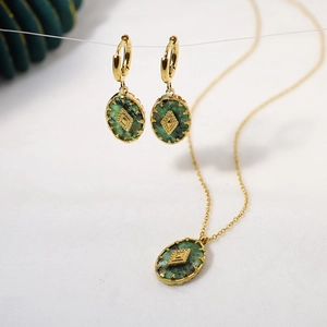 Conjunto de joyas retro doradas con pendientes y collar de piedra jaspe verde