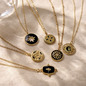 Collana con Ciondolo in Smalto Nero in Acciaio Inossidabile Placcato Oro 18K PVD Per Donna Gioielli Girocollo Moneta Celeste