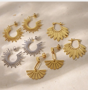 Flachbild von 18K gold Fächerohrringen und Sonnenstrahl Steckern mit Sonnenlicht