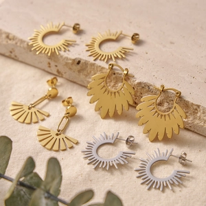 Französischer Stil 18K Gold Fächeranhänger Ohrringe Set mit Sonnenstrahlmuster