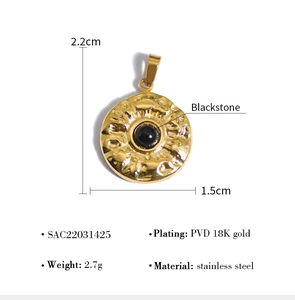Vue détaillée du pendentif en acier inoxydable plaqué or 18K avec pierre naturelle noire