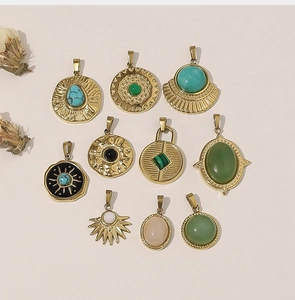 Détail de dix pendentifs dorés de style bohème sertis de pierres naturelles colorées