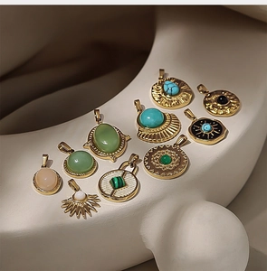 Pendentifs bohèmes plaqués or avec pierres naturelles sur supports géométriques blancs