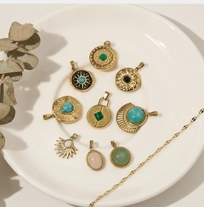 Détail de neuf pendentifs bohèmes dorés avec pierres de turquoise et malachite pour bijoux